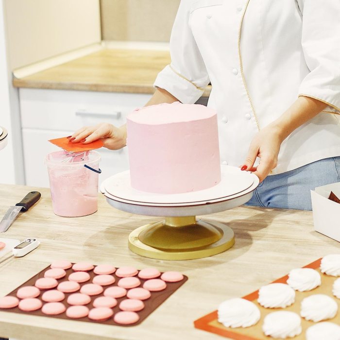 How to start a cake decorating supply business